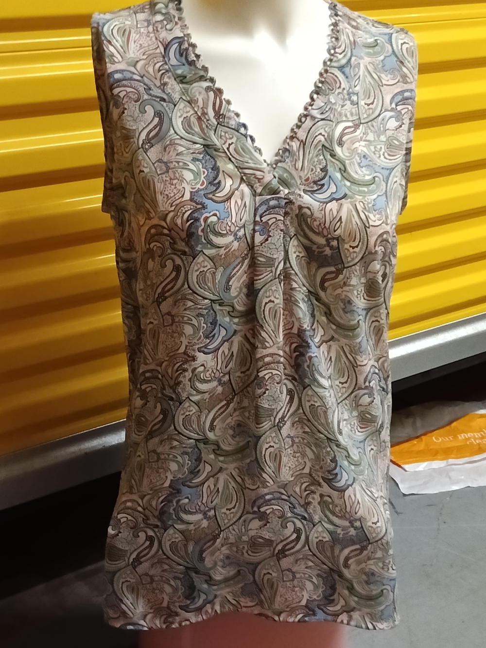Sleeveless Paisley V-Neck Women's Blouse in Multicolor